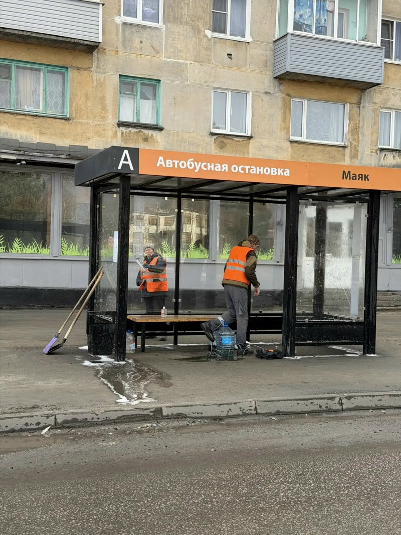    Рабочие в Кеми намыли остановки руками и с мыломАдминистрация Кемского муниципального округа