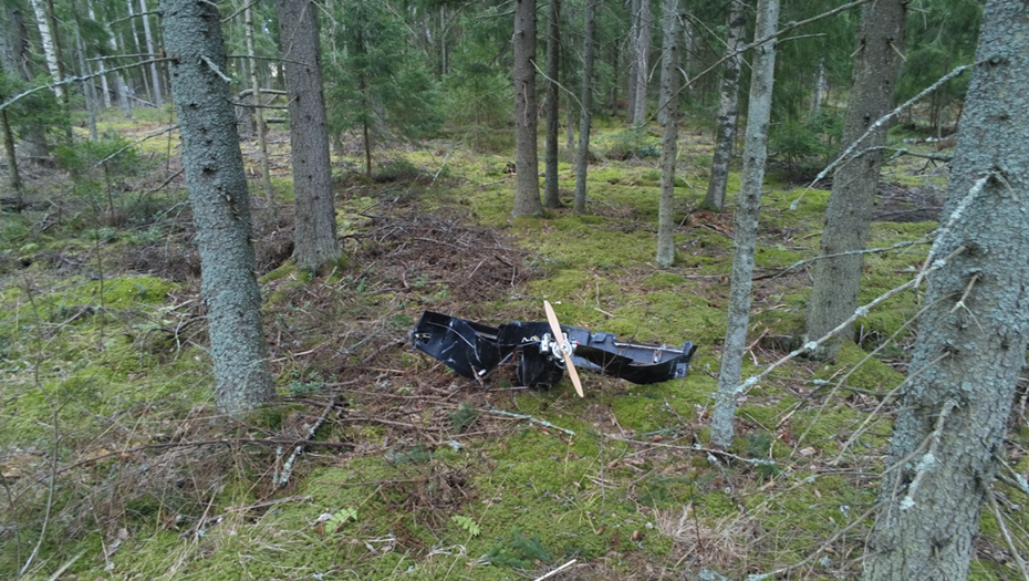 Автор фото: полиция Финляндии. БПЛА, упавший в лесу к северу от Коуволы в Финляндии 29 марта 2026 года.