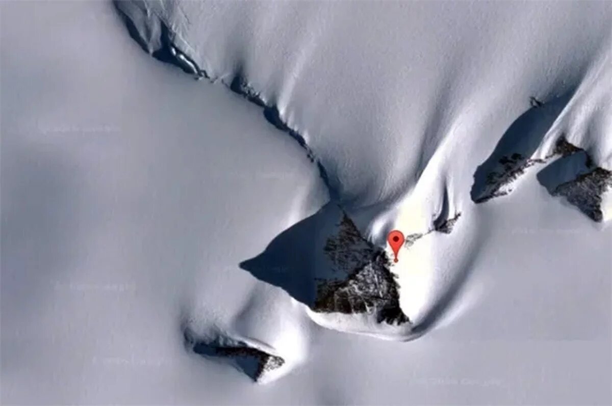    Два соседних пика, частично скрытые снежными шапками, дополняют эту группу «пирамид».