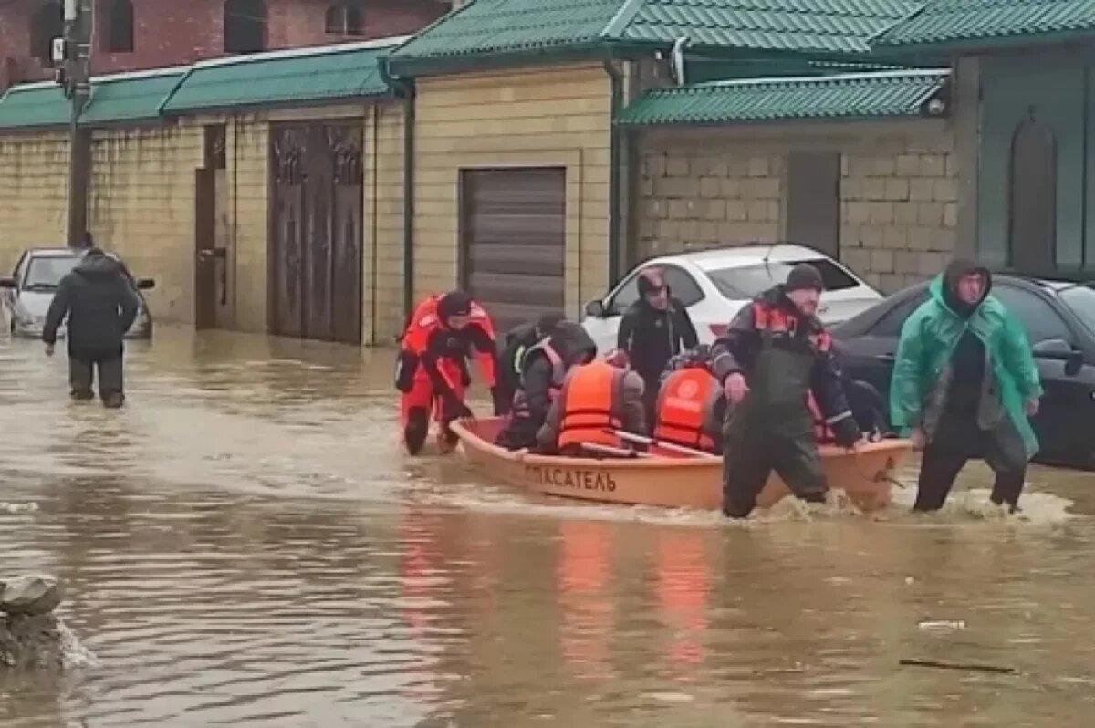    Несмотря на то, что на большей части Махачкалы вода уже сошла, отдельные низменные районы остаются затопленными.