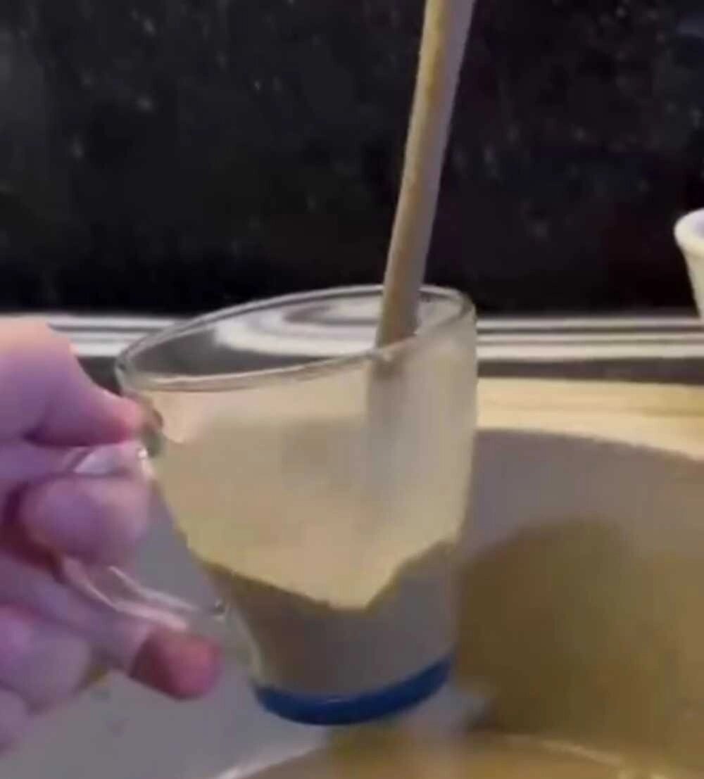    Сейчас в некоторых районах махачкалы и Дагестана водой из-под крана пользоваться невозможно. Фото: Кадр из видео