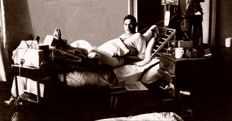 Рихард Зорге в госпитале после ранения. По мнению автора книги лицо было подменено на Якова Блюмкина.