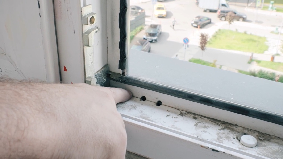 Щели с палец толщиной!