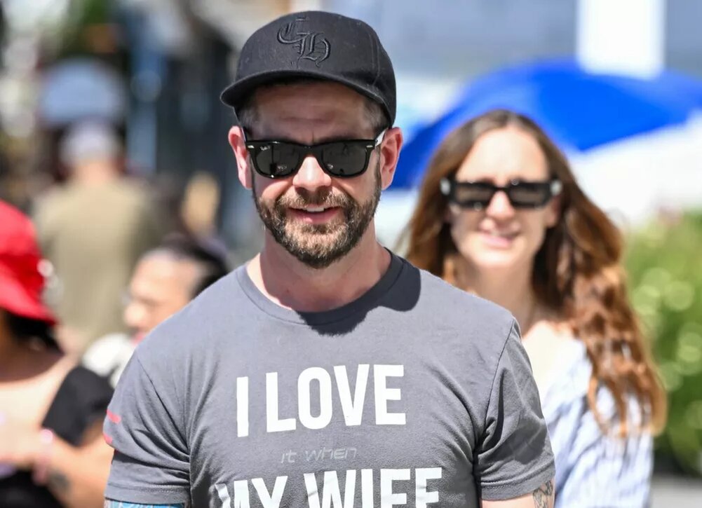    Джек Осборн в футболке со смыслом гуляет с новорожденной дочкой