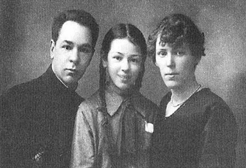 Вероника Тушнова с родителями.