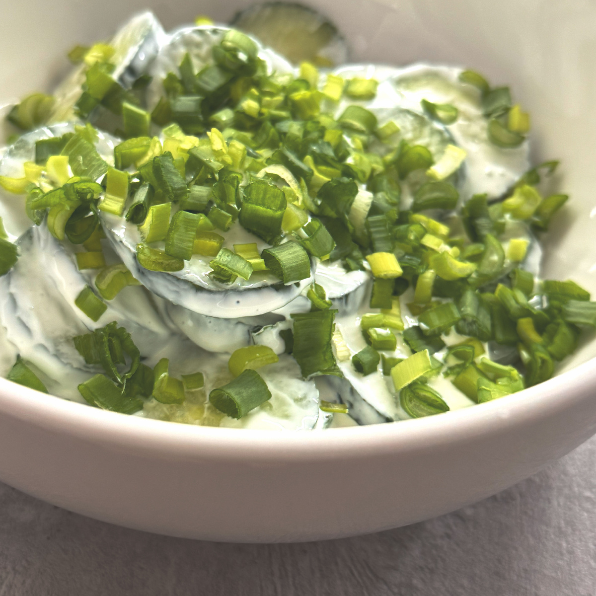 Такой легкий салат идеально дополнит любой обед или станет отличным перекусом