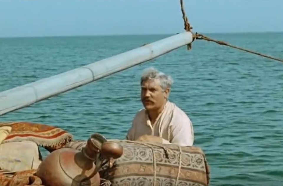    Верещагин на баркасе. Фото: кадр из фильма "Белое солнце пустыни"