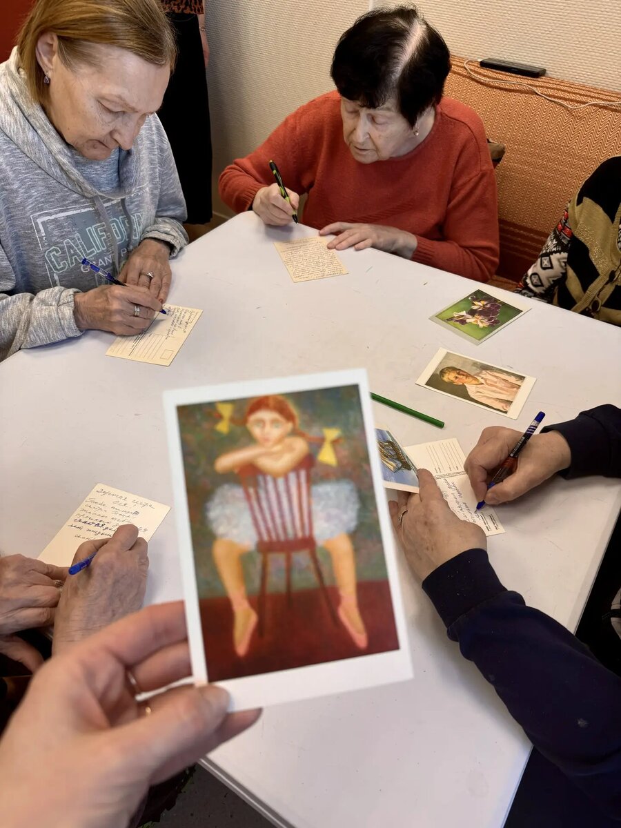 Подписываем открытки, параллельно общаясь с бабушками. 