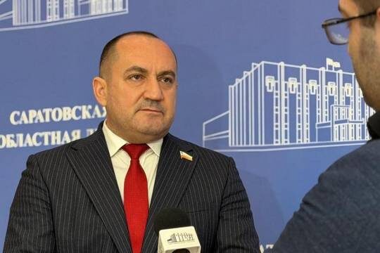    Жители саратовского села попросили Калинина решить проблему с проездом к лесу и водоёму (фото: reporter64.ru)