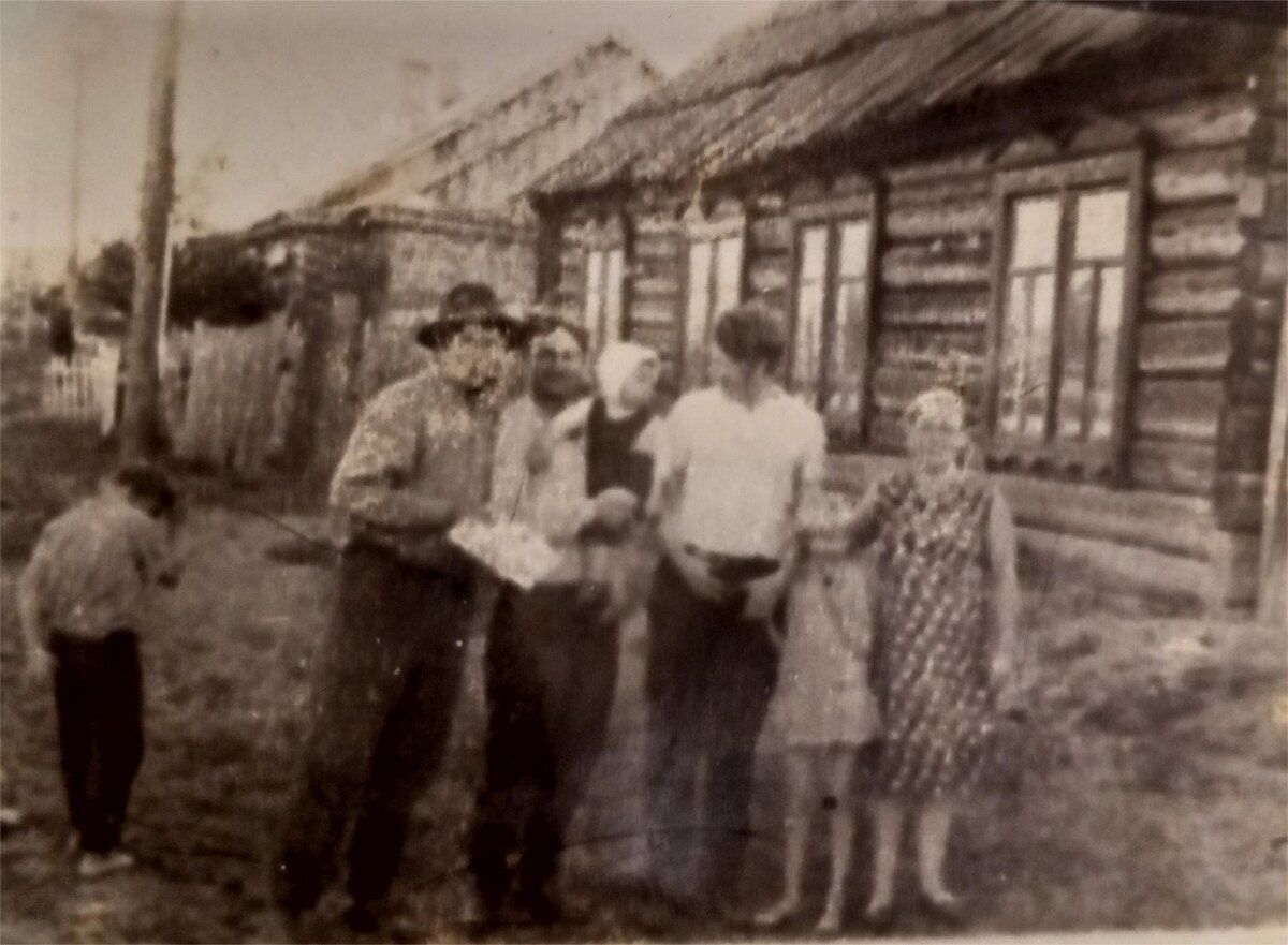 В Раздольном. Я на руках у папы