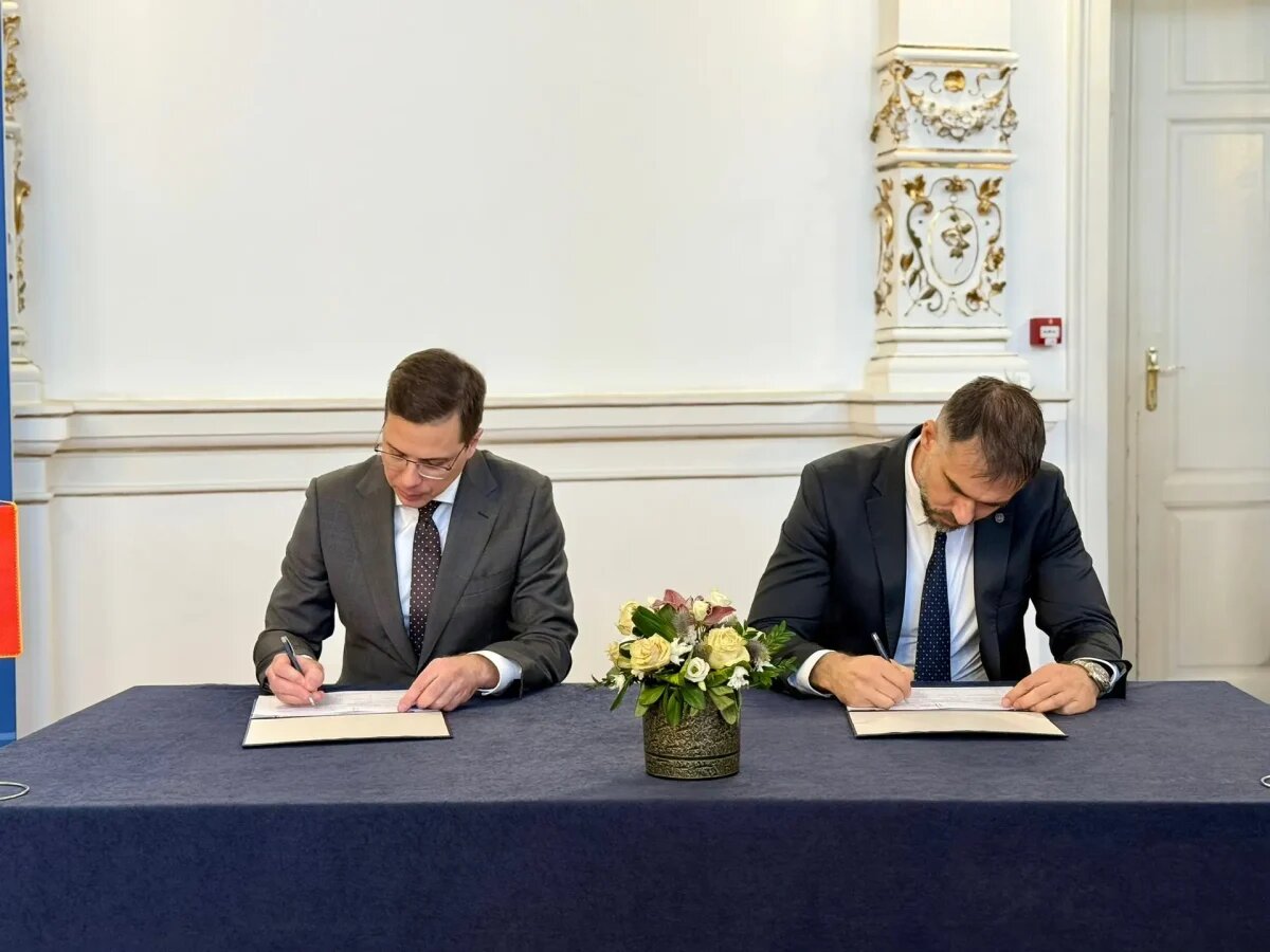    Соответствующую дорожную карту о сотрудничестве подписали мэры Юрий Шалабаев и Жарко Мичин