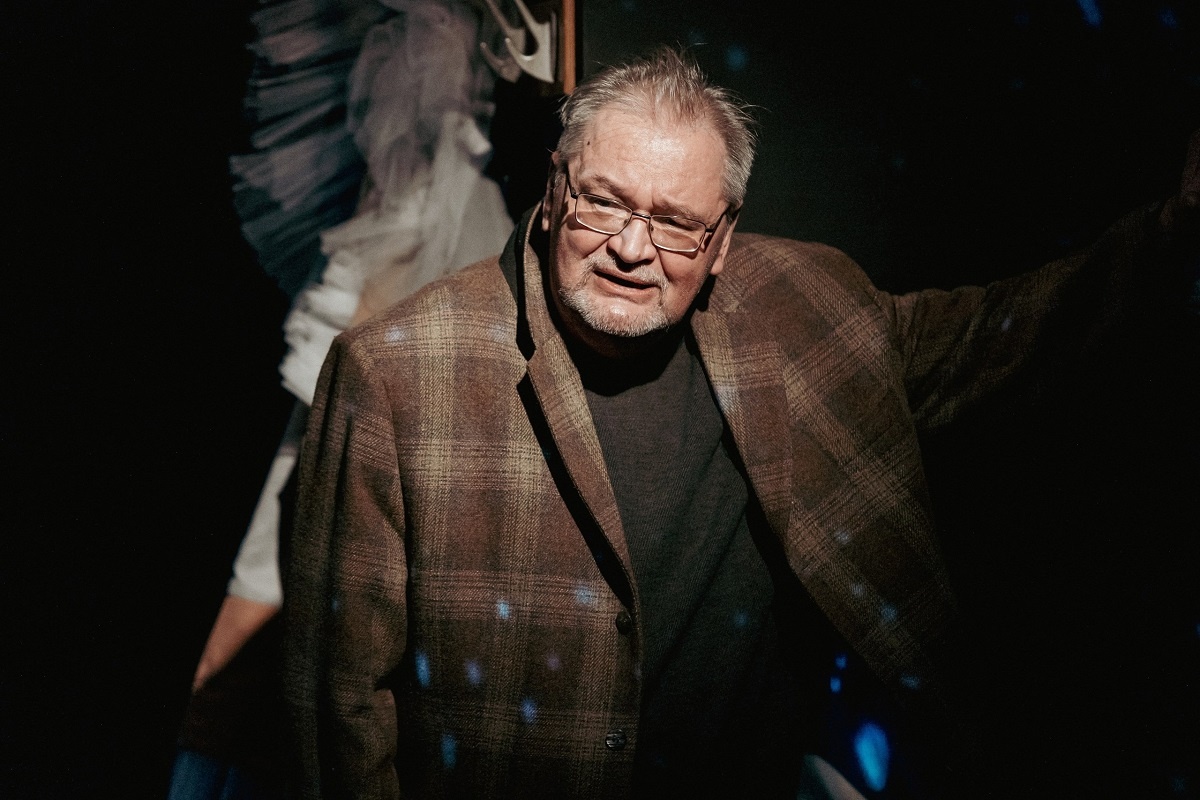    Актер Игорь Смеловский проживает на сцене целую жизнь, меняя образы и лица, созданные поэтом