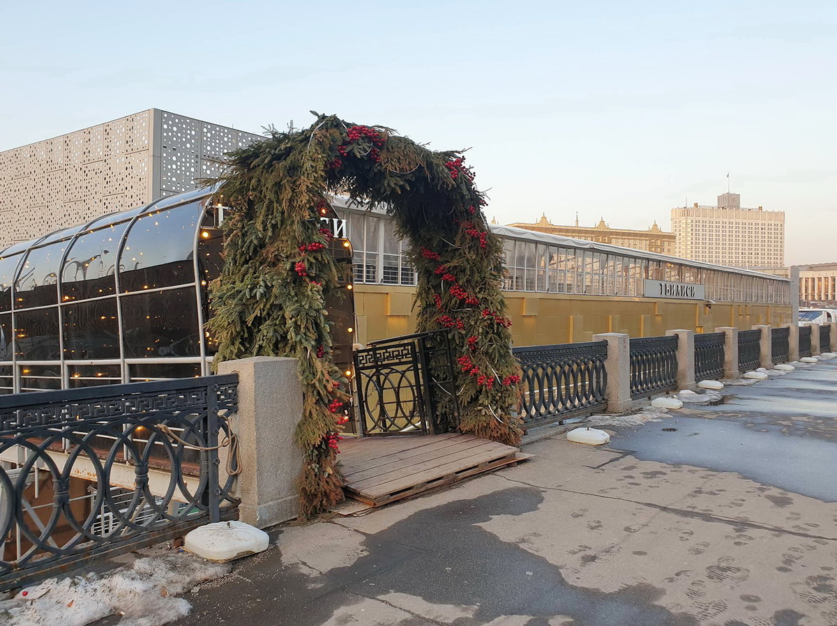 Вход в грузинский ресторан "Тбилиси"