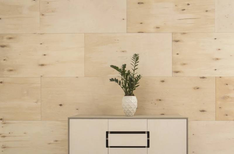 Общитая фанерой стена