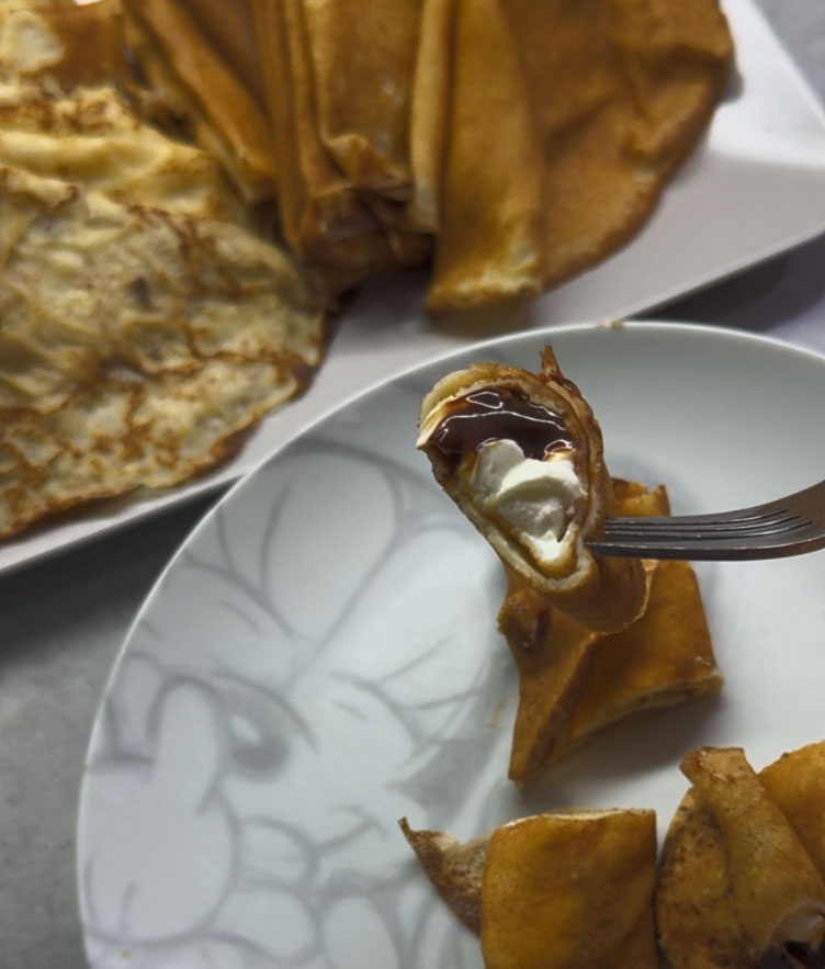 Такие блинчики великолепны как сами по себе, так и в качестве основы для блинного торта или сладких роллов. Тесто получается эластичным и не рвется.