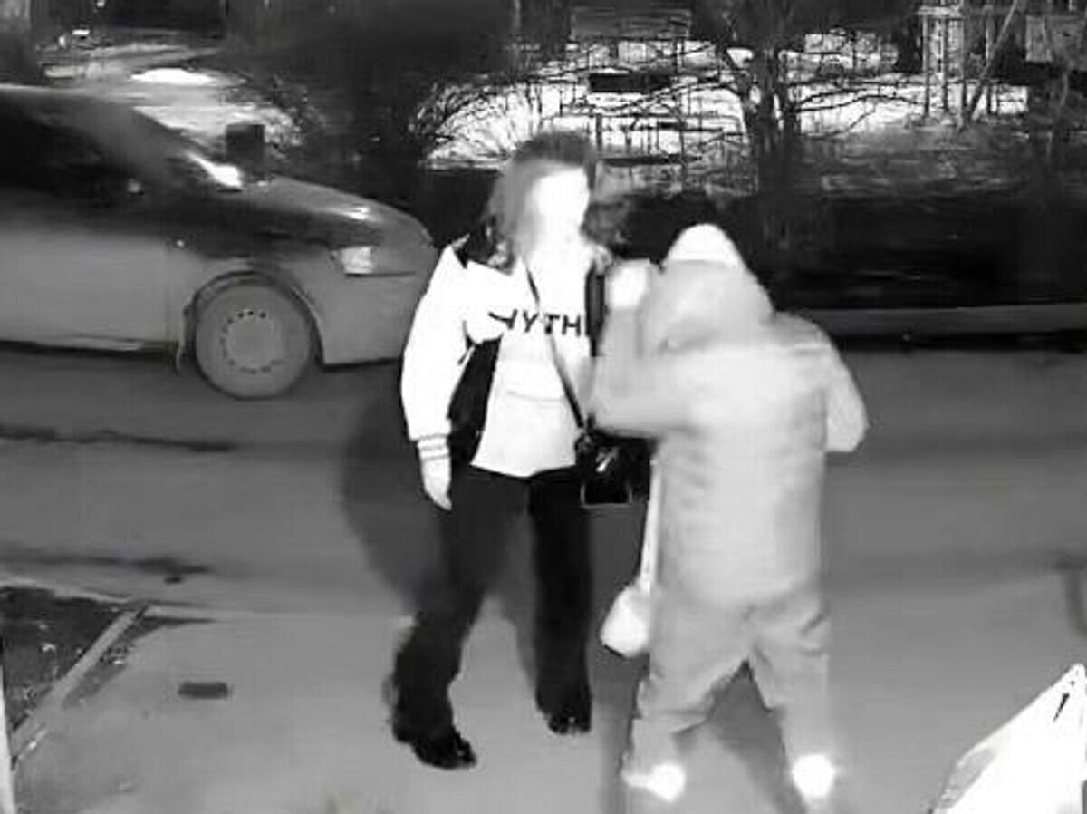    Кадр видео, на котором пьяная женщина избивает своего сына в Екатеринбурге | © Соцсети