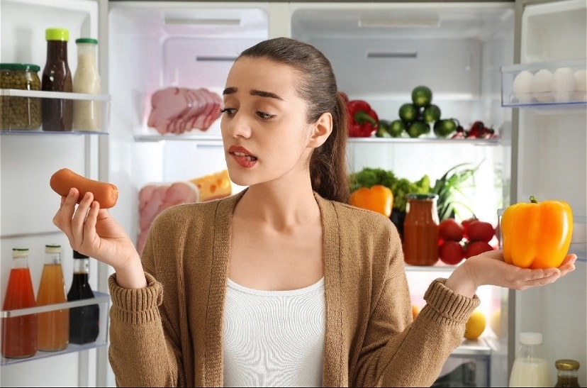  Не стоит полностью запрещать себе всю «неправильную» еду. Запреты часто не работают. Фото: envato elements.