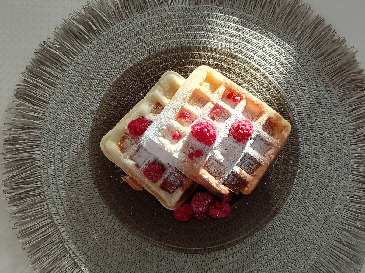 Напекла вкусные вафли на завтрак. 