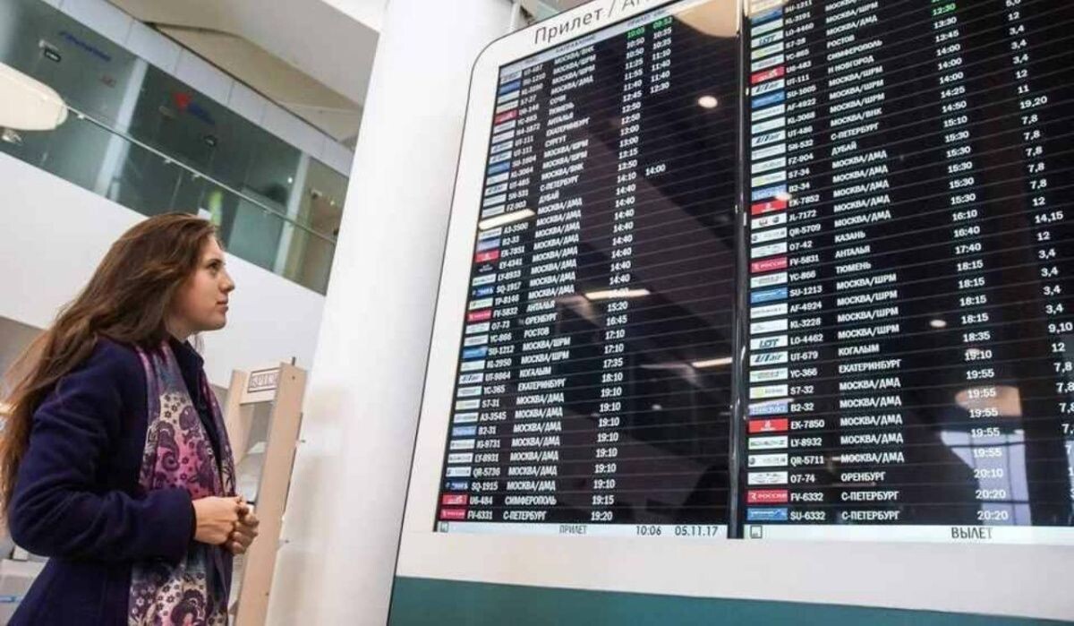     Женщина смотрит на табло. Источник: samara.kp.ru Автор фото: Светлана Маковеева