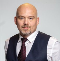    — Ситуация по Татарстану выглядит не слабостью, а признаком зрелости. Отсутствие резкого роста коммерческих и управленческих расходов — это не отставание, а контроль. В регионе доминируют крупные промышленные и нефтехимические компании с уже оптимизированной структурой затрат, поэтому там нет эффекта «догоняющего раздувания» издержек, — объяснил директор по стратегии ИК «Финам» Ярослав Кабаков.