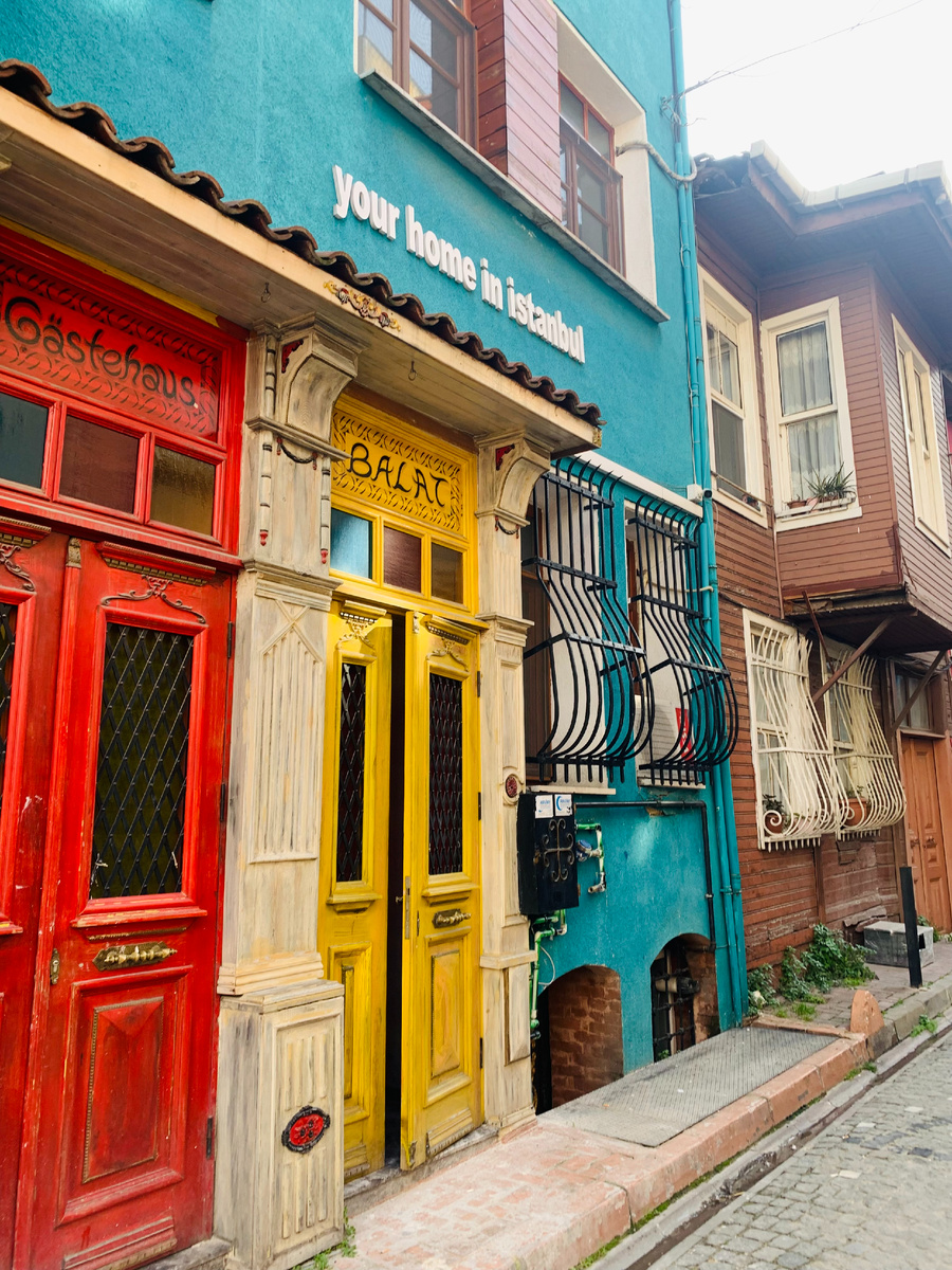 Старинные домики, яркие фасады, мощеные брусчаткой улочки - это Балат