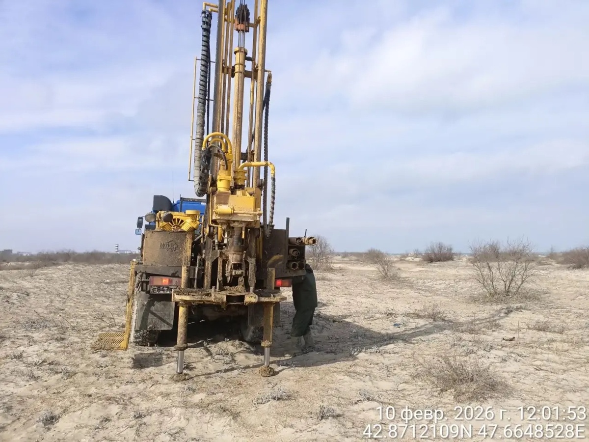 Компания ЦИИАК проводит инженерно-геологические изыскания на берегу моря в Каспийске. 