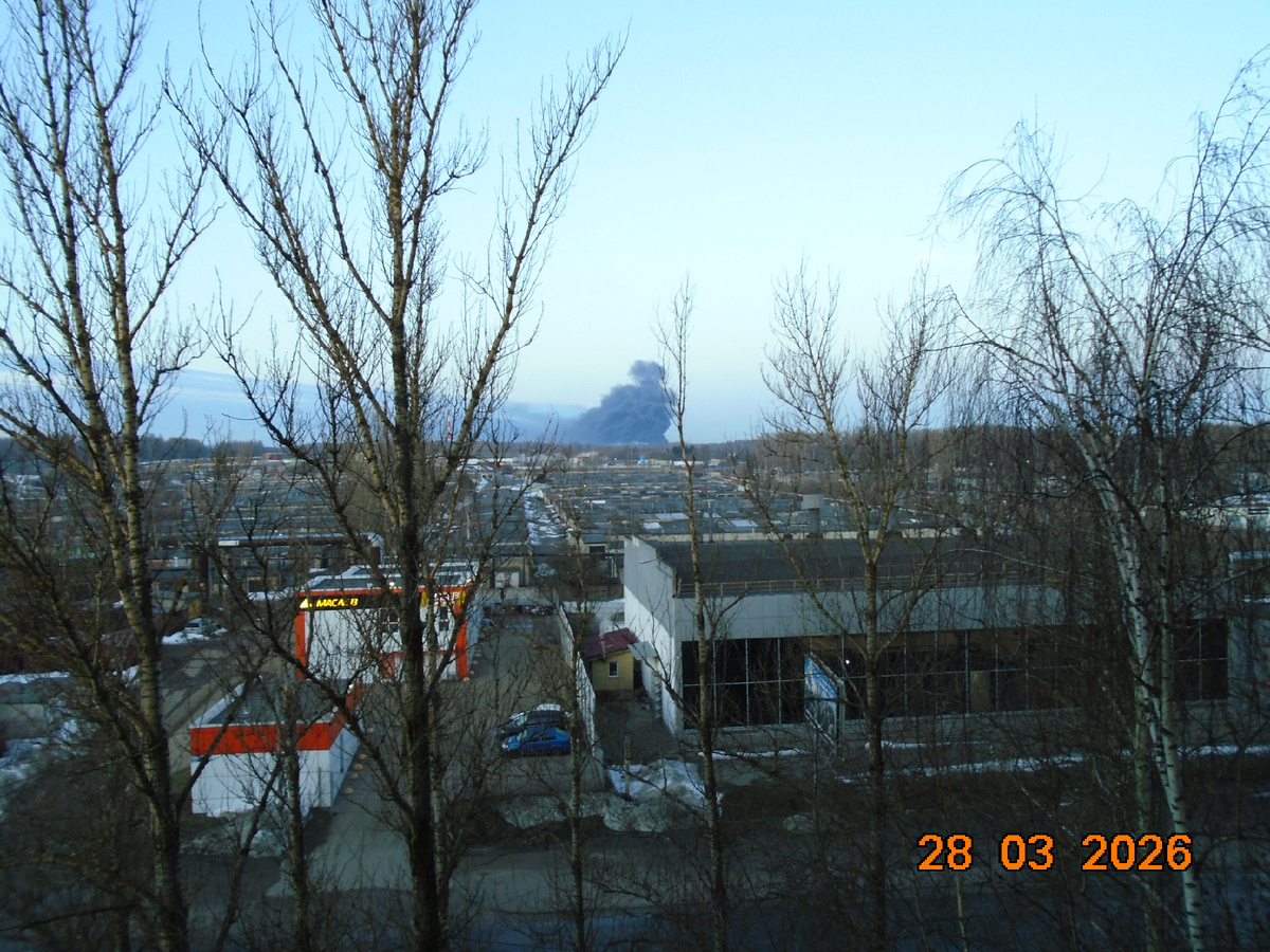 Как сообщают официальные власти, это горит дачный домик после атаки БПЛА-ов на ЯО.