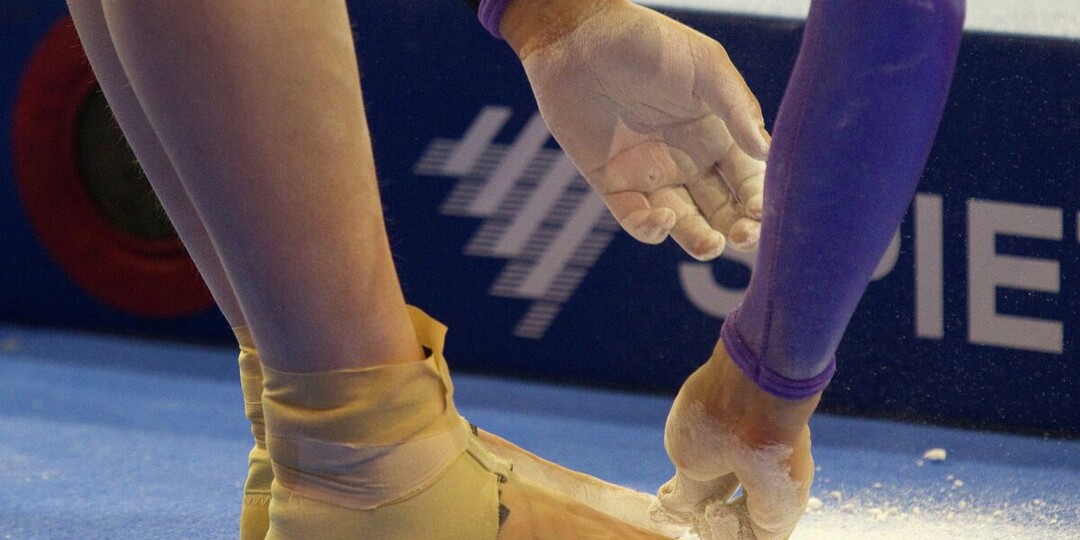 Российская гимнастка не повернулась к флагам во время гимна Украины