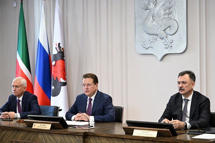    Городские власти продолжают разгребать последствия небывало снежной зимы. Сегодня на деловом понедельнике соответствующий вопрос вновь стал одним из основных.   
Фото: kzn.ru