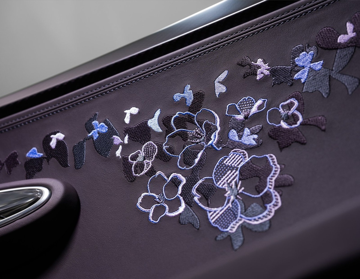    Цветочная вышивка украшает подголовники, дверные панели и трансмиссионный тоннель