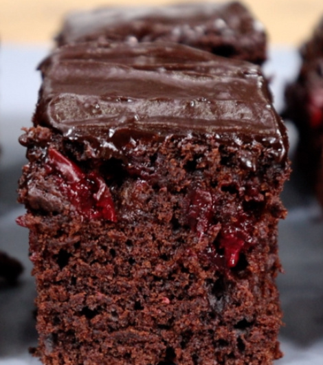 Шоколадный пирог с вишней