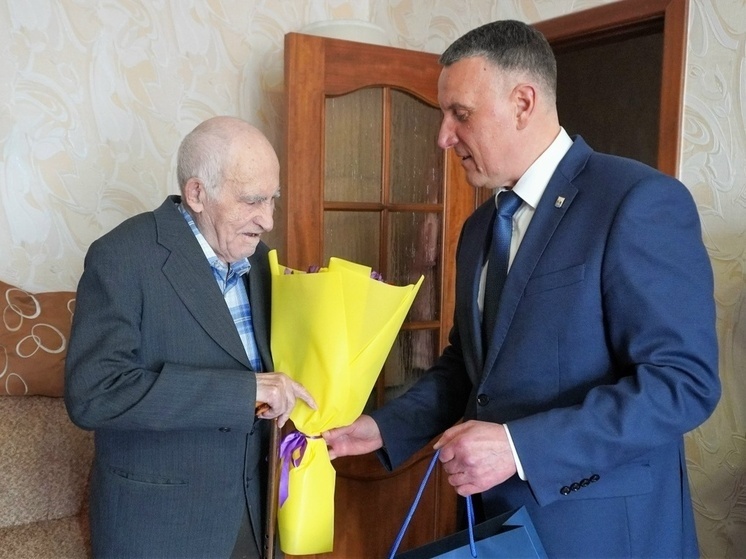     исполнилось 100 лет ветерану Великой Отечественной войны, Почетному гражданину Великого Новгорода Алексею Васильевичу Можаеву. фото из мах-канала мэра Великого Новгорода Александра Розбаума