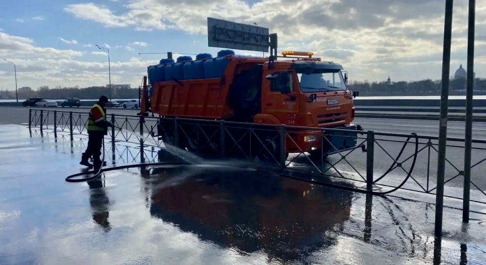 Петербург достиг рекорда по использованию воды для уборки улиц