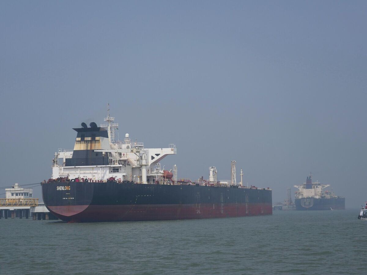    Танкер под либерийским флагом, перевозящий сырую нефть из Саудовской Аравии через Ормузский пролив, в порту Мумбаи© AP Photo / Rafiq Maqbool