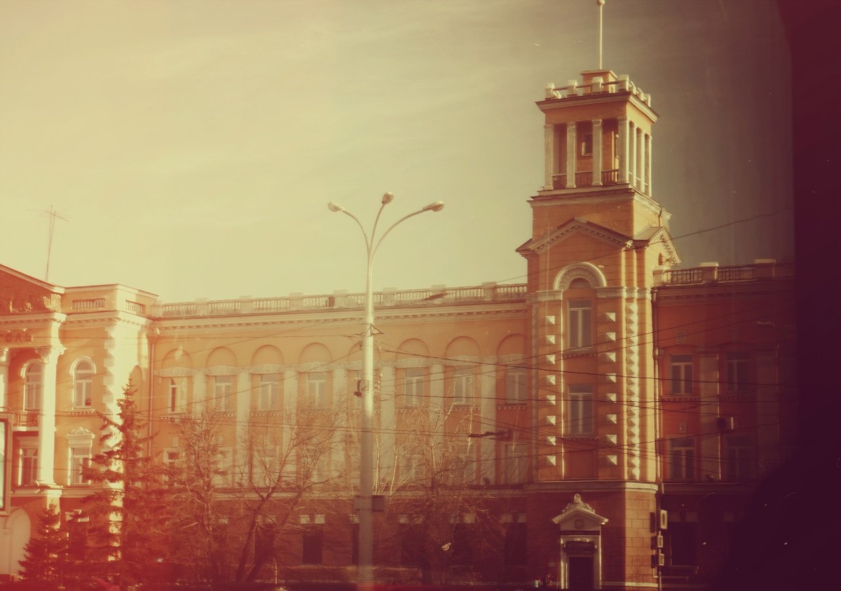 здание было построено в 1946 году и считается образцом классического сталинского ампира. Автором проекта является иркутский архитектор Иван Ефимов. 