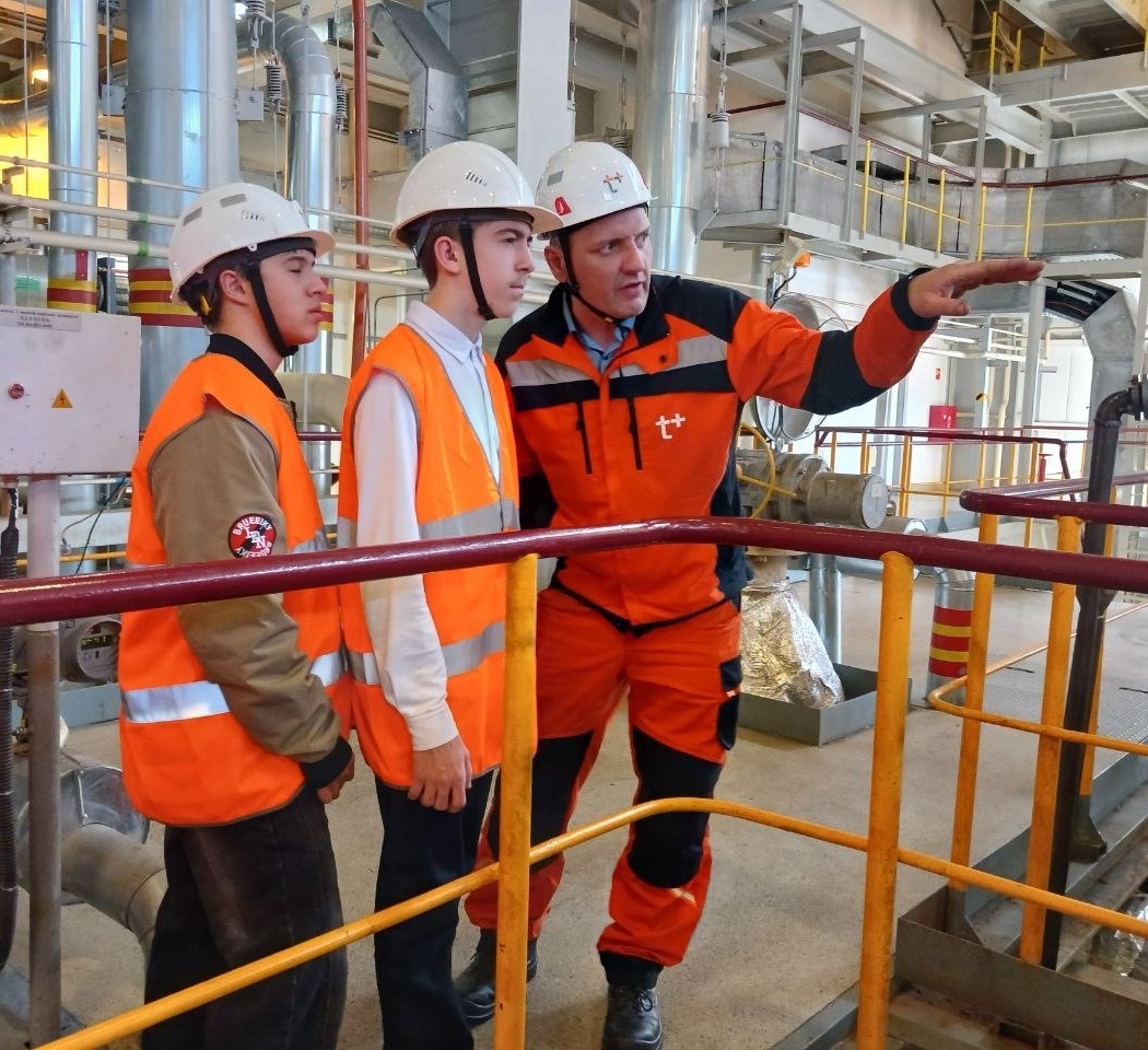 Начальник смены Роман Иваненко показывает школьникам оборудование котлотурбинного цеха станции/ Фото: Евгения Кузова