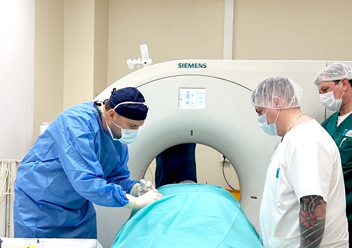 Вертебропластика под КТ-навигацией.                                                                                                       На фото: П.С. Сергеев - онколог, Д.С. Немцев - нейрохирург