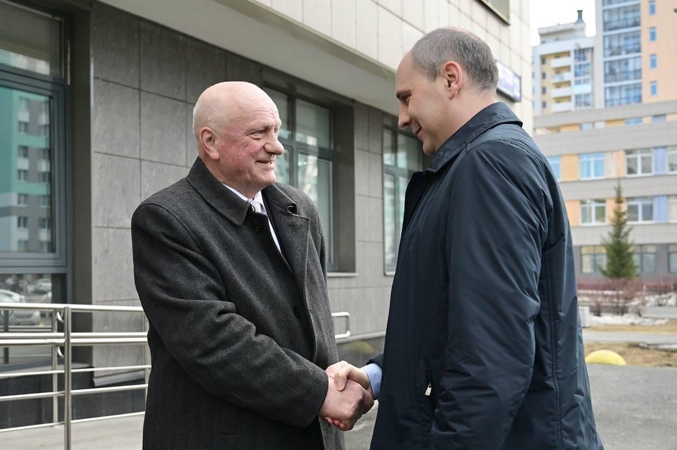    Денис Паслер поздравил Алексея Воробьева с 76-летием. Фото: telegram-канал Дениса Паслера