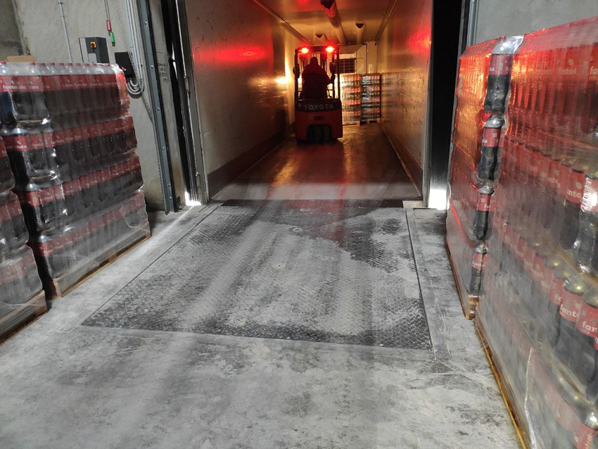 Платформа доклевеллера  в кузове грузовика