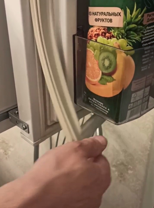 Резинку уплотнителя можно вытащить, замочить в теплом мыльном растворе и промыть отдельно. На всех холодильниках резинка вытаскивается одинаково: нужно аккуратно потянуть за нее и она отойдет