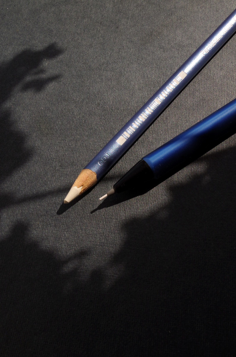 Белый карандаш для каллиграфии: классический и механический. Автор работы: Катя Шабанова