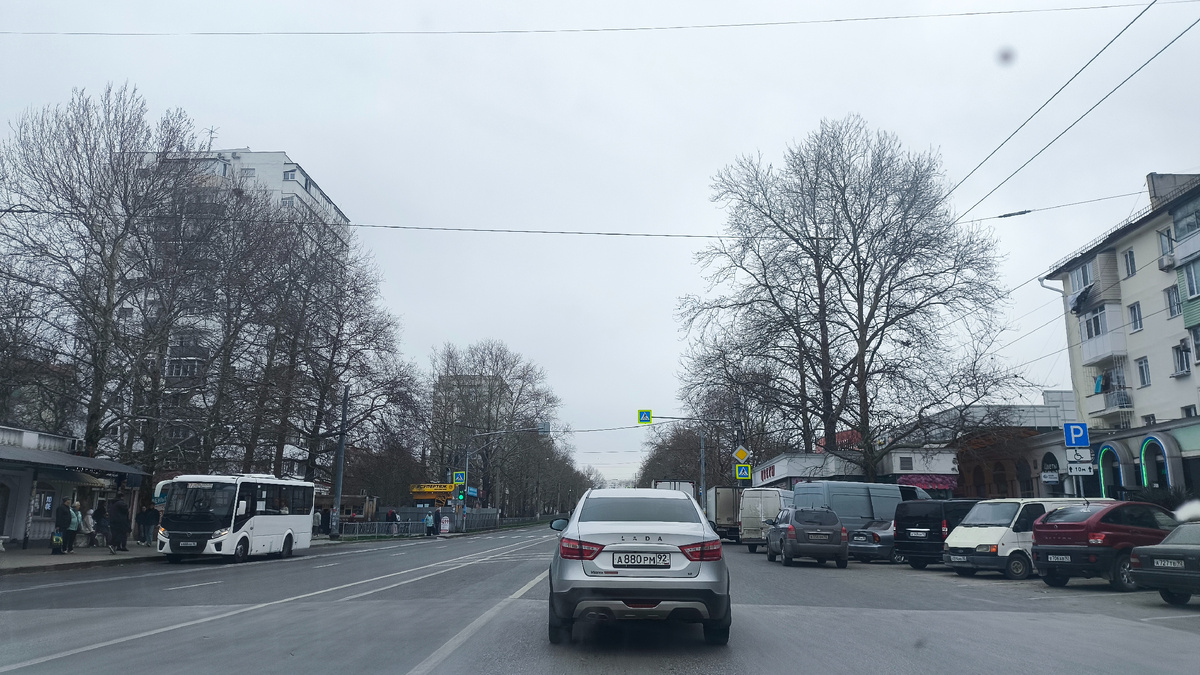 Наш родной проспект Острякова. Вдали - ничего не видно