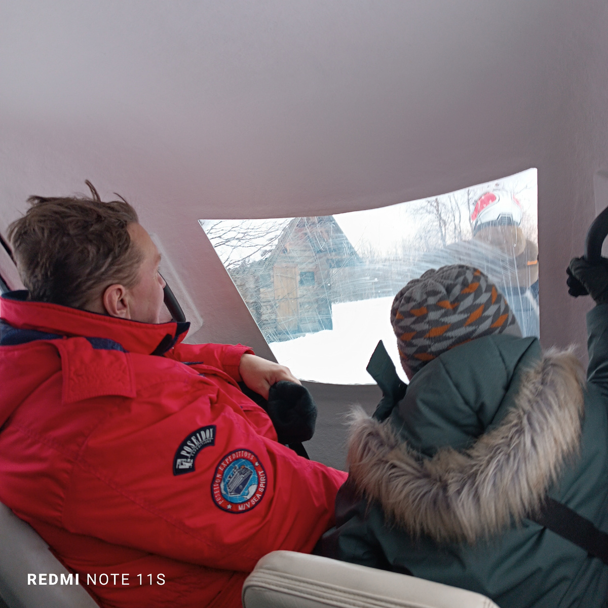 Внутри прицеп выглядит как-то так.