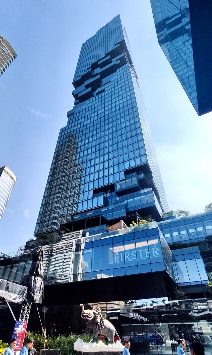 Небоскреб King Power Mahanakhon в Бангкоке, вид снизу