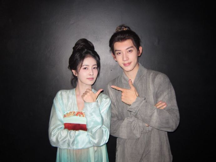    Совместное фото Линь Му Жаня и Бай Лу со съёмок сериала «Мо Ли»