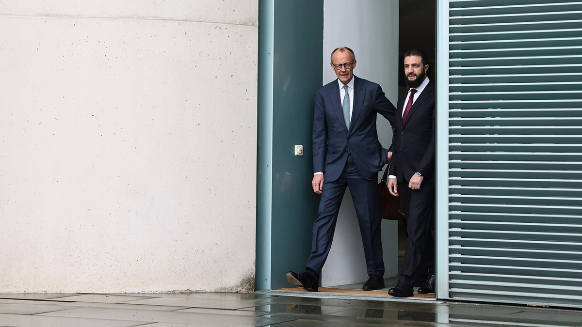   Nadja Wohlleben / Reuters via AP- Канцлер Германии Фридрих Мерц (слева) прогуливается с временным главой Сирии Ахмедом аш-Шараа на террасе перед началом двусторонних переговоров в Берлине, Германия, 30 марта 2026 года