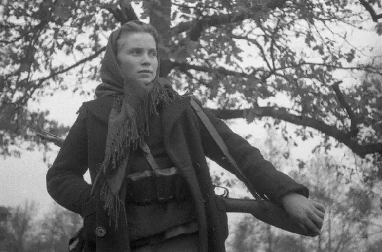 Немцы брезгливо отворачивались от остриженной 13-летней девочки, боясь заразиться тифом. А под её платком уже тикала мина