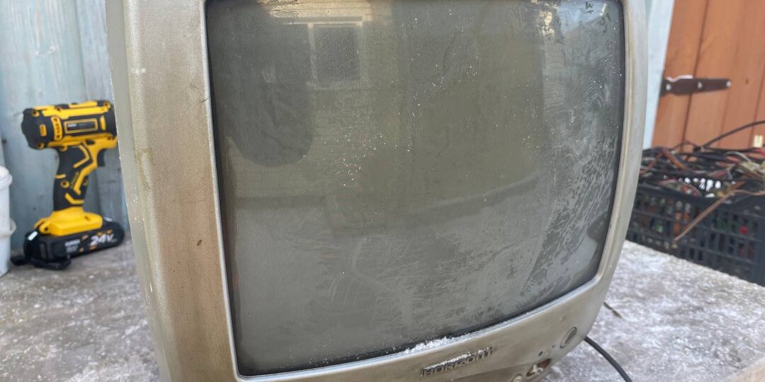 Чаепитие с соседом закончилось покупкой телевизора. Разбираю беларусский мини телевизор Horizont.