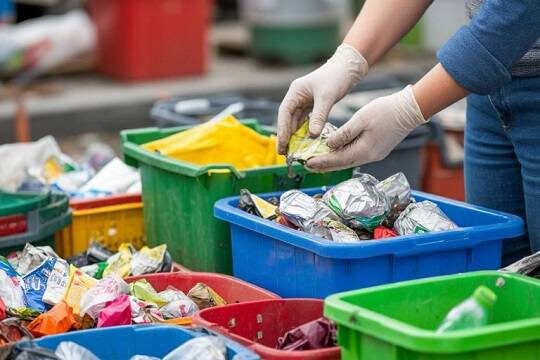    Опрос показал отношение россиян к мусору (фото: shedevrum.ai)