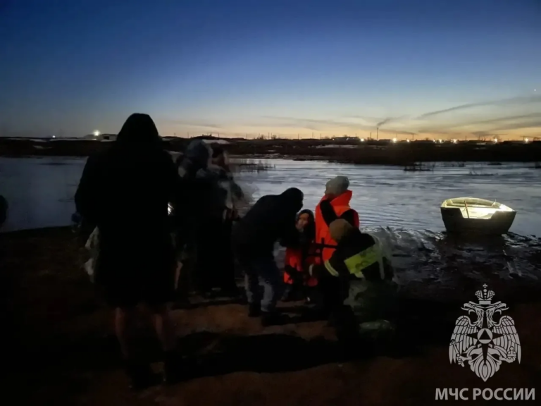    В Адамовском районе спасли 10 человек, отрезанных разливом реки Оренбуржье